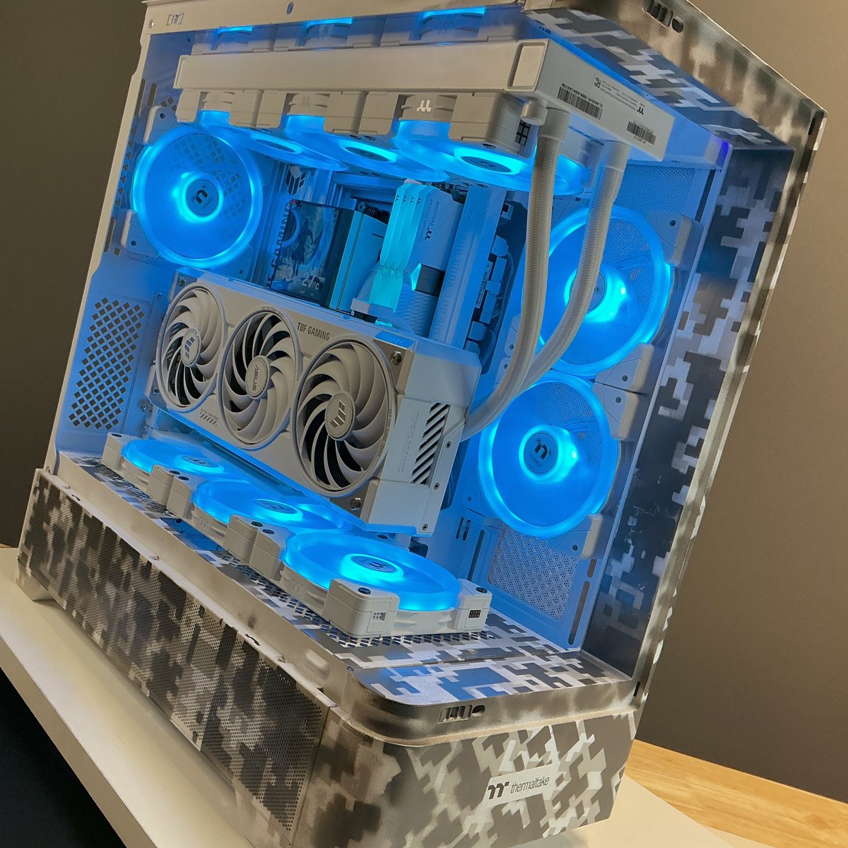 Thermaltake_UK_'s tweet image. Stealth. Precision. Silence.
Hidden in plain sight — the camo-clad Thermaltake View 290 delivers cold performance under cover.
🪖Camo perfection by @shadowbuilds_
🔗 bit.ly/VIEW290TGARGB
#thermaltakeuk #view290 #pcbuilder #GamingSetup2025 #StealthBuild #CamoDesign