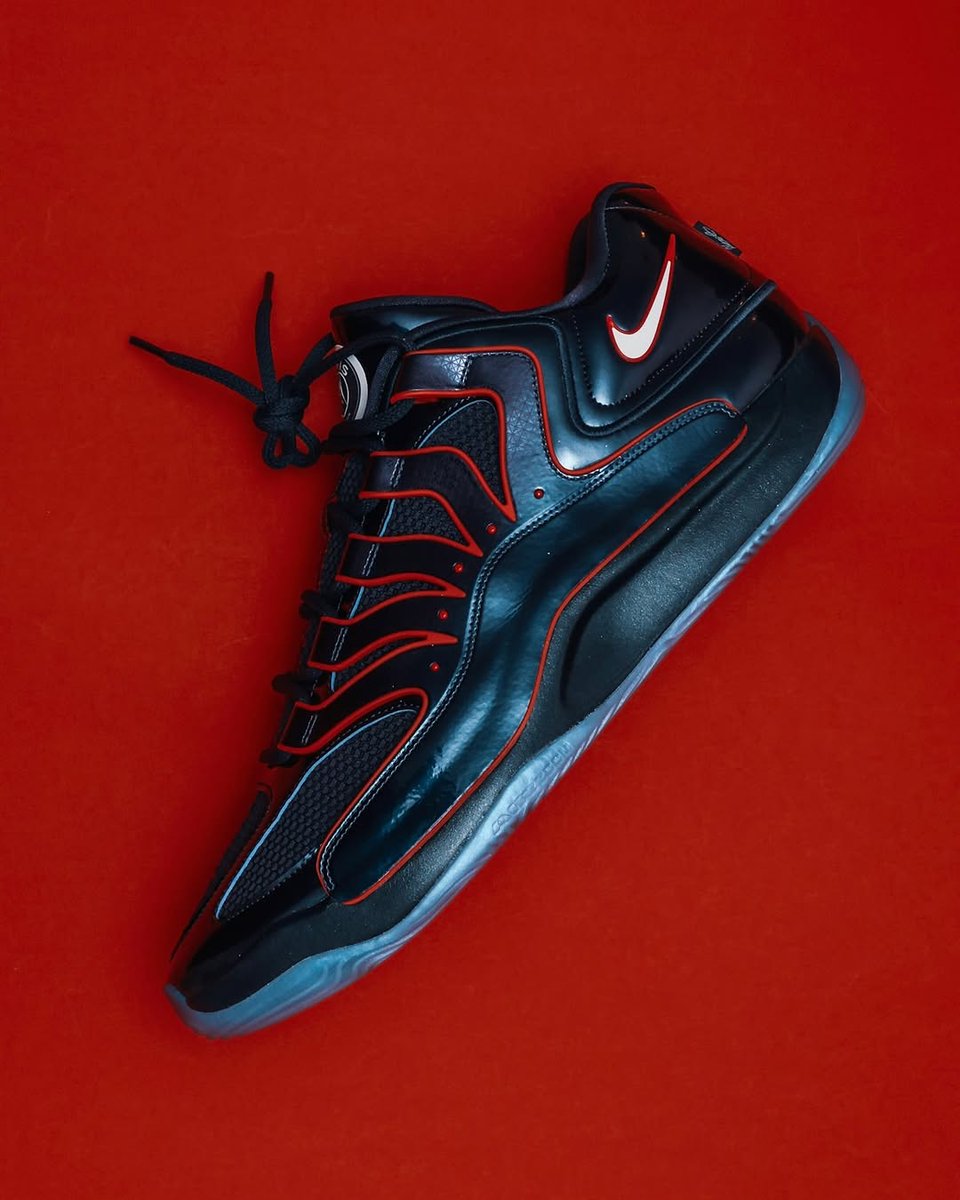 Paristeamfr's tweet image. 😍😍 Kevin Durant s'est présenté sur le parquet de la NBA avec des baskets Nike à l'effigie du PSG 🏀🔴🔵