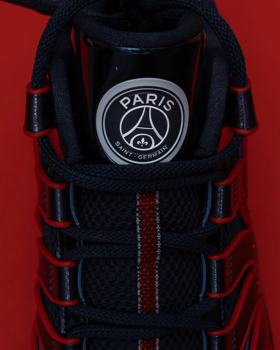 Paristeamfr's tweet image. 😍😍 Kevin Durant s'est présenté sur le parquet de la NBA avec des baskets Nike à l'effigie du PSG 🏀🔴🔵