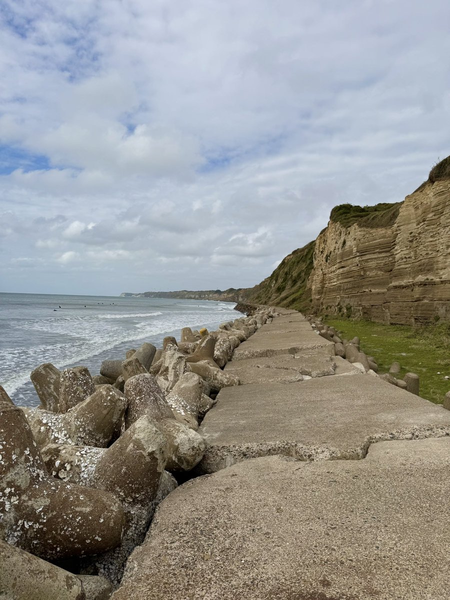 t_fawkik's tweet image. 屏風ヶ浦

切り立った落差60メートルの崖は、比較的柔らかい火山灰層などから構成されており、波浪の影響で崖面から剥離・落下した土砂が沿岸流により常に運び去られることにより形成されてきた。（銚子市より)

Past photos. 10.14

#絶壁 #銚子 #千葉
#写真好きな人と繋がりたい
#iPhoneで撮影