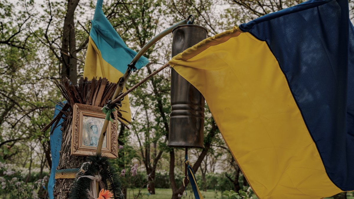 У День звільнення Херсона важливо згадати бійців, що дали відсіч російським окупантам 1 березня 2022 року на в'їзді у місто. Попри відведення військ СОУ, ці добровольці зустріли танки зі стрілецькою зброєю і загинули у Бузковому парку.