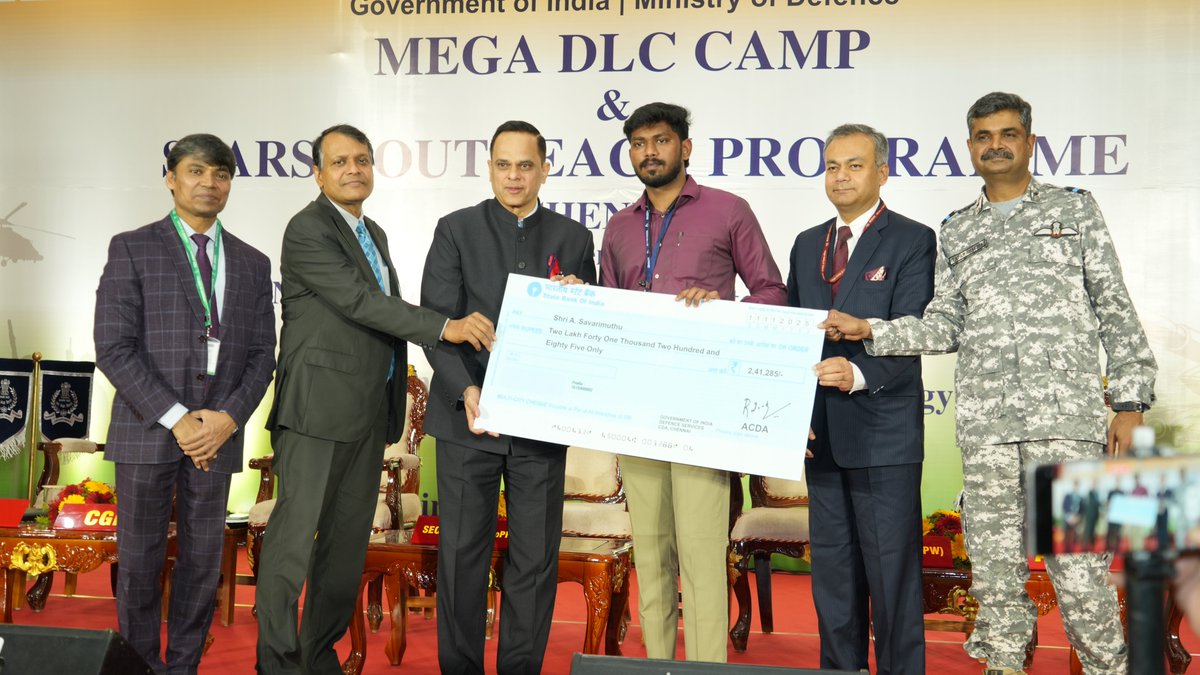 In the Mega Camp organized by O/o Controller of Defence Accounts, Chennai, on 11th  November, 2025 under Nationwide DLC Campaign 4.0, Sh V Srinivas, Secretary (P&amp;PW) and Shri Vishvajit Sahay, CGDA, hounered Veer Naris and veteran pensioners by handing them cheques.
#DLCCampaign4