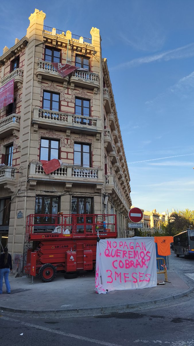 lagarto_grx's tweet photo. Un grupo de trabajadores reclama sus salarios frente al edificio, aún en obras, en el que abrirá sus puertas un nuevo Hostel 5 estrellas.

Granada, a las puertas del Albayzin. https://t.co/stJkqYVj8y