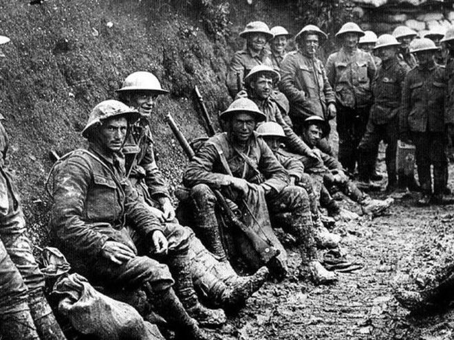 Halpern_G's tweet image. « Ce ne sont pas des soldats : ce sont des hommes. Ce ne sont pas des aventuriers, des guerriers, faits pour la boucherie humaine […] Ce sont des laboureurs et des ouvriers qu’on reconnaît dans leurs uniformes. Ce sont des civils déracinés », Henri BARBUSSE (1916) #11Novembre