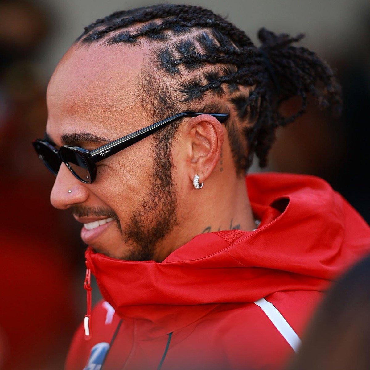 F1Krampon's tweet photo. 👀 Ferrari'deki bazı mühendisler, Lewis Hamilton’ın yorumlarından memnun değil. 

🤔 Uzun süredir görevde olan bir grup teknisyenin, dışarıdan gelen bir öneriyle çalışma yöntemlerini değiştirmeye direndiği ise bilinen bir durum.

[@Auto_Racer_it] https://t.co/9BpIxLJw8u