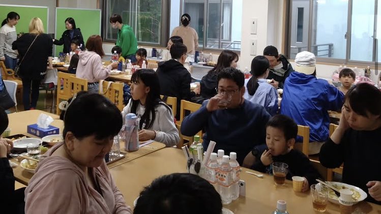 日曜日のぴよっこ食堂
☔️の日でしたが、101名来てくださいました🙌スタッフも子どもたち合わせて46名。
今回もにぎやかにたのしく美味しい時間でした😋