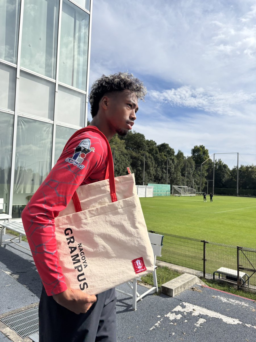 今年の選べる限定特典は【多収納トートバッグ】or【ラインロゴリュック