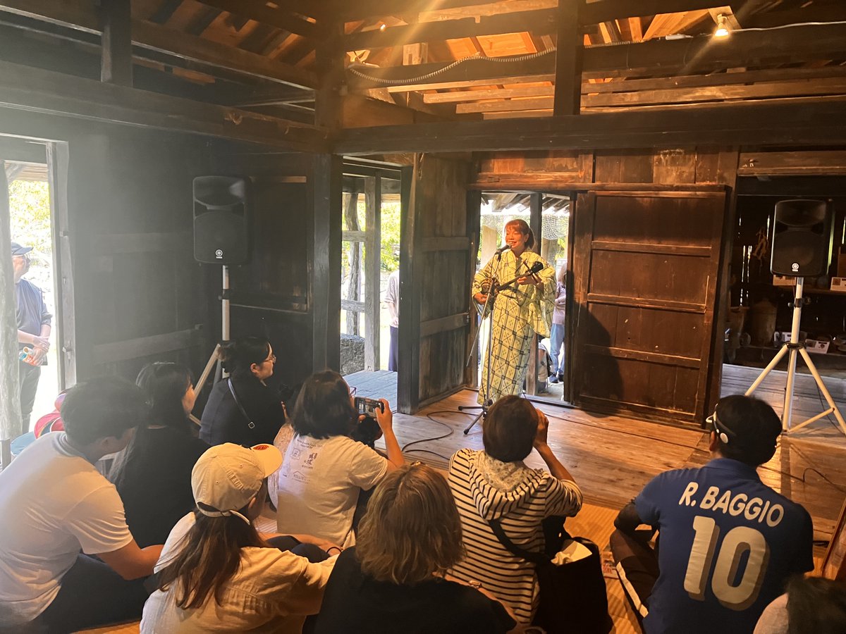 kijimuna_ryukyu's tweet image. こんばんは＾＾沖縄の琉球村です

台風の影響でしばらく雨ですね＾＾；

進路も複雑でジグザグ観光の計画が立てづらいかと思います。
琉球村はほぼ屋外なので基本屋根はありませんが

ところどころに屋根のある民家などがありますので

休憩しながらお楽しみください٩( &apos;ω&apos; )و
ryukyumura.co.jp/showtime/