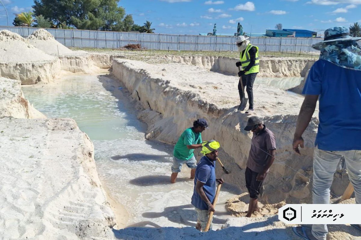 rdcmaldives's tweet photo. ޕަބްލިކް ސެކްޓަރ އިންވެސްޓްމަންޓް ޕްރޮގްރާމްގެ ދަށުން ޅ. ހިންނަވަރު ޕޮލިސް ސްޓޭޝަންގެ ފައުންޑޭޝަން އެޅުމަށް ލީން އެޅުމުގެ މަސައްކަތް ދަނީ ކުރަމުން.

#TeamRDC https://t.co/7z9gywJOGy