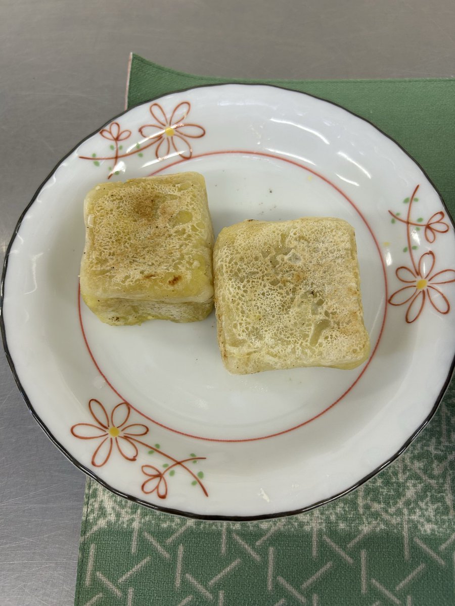 西区文化センター料理教室🍳
旬を食べる　和風料理です👩‍🍳

🔸塩鮭ともやしの味噌煮
🔸小松菜と人参の白和え
🔸ご飯
🔸豚肉と白菜の味噌汁
🔸お芋のきんつば
秋のメニュー🍂です。大きな鮭でボリュームたっぷり、味噌汁は豚肉を炒めて生姜を入れて出汁はとらなくても美味でした😋