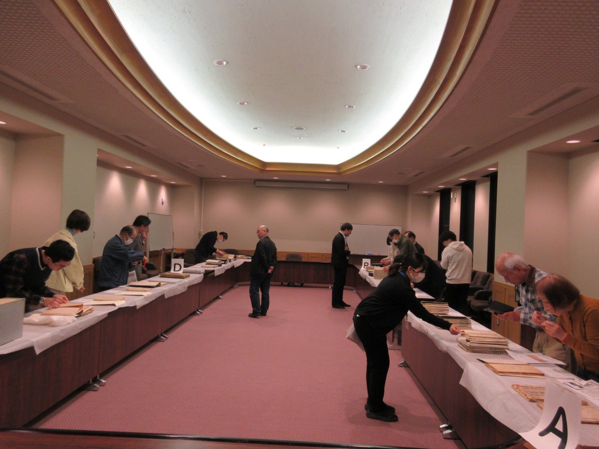 11月2日に #アーカイブズ講座 を開催しました。バックヤードツアーでは、大正15年～昭和20年に作成された戦前期公文書の閲覧体験をしていただきました。資料についてご質問くださるなど、大変熱心にご覧いただきました。たくさんの皆様にご参加いただき、ありがとうございました。