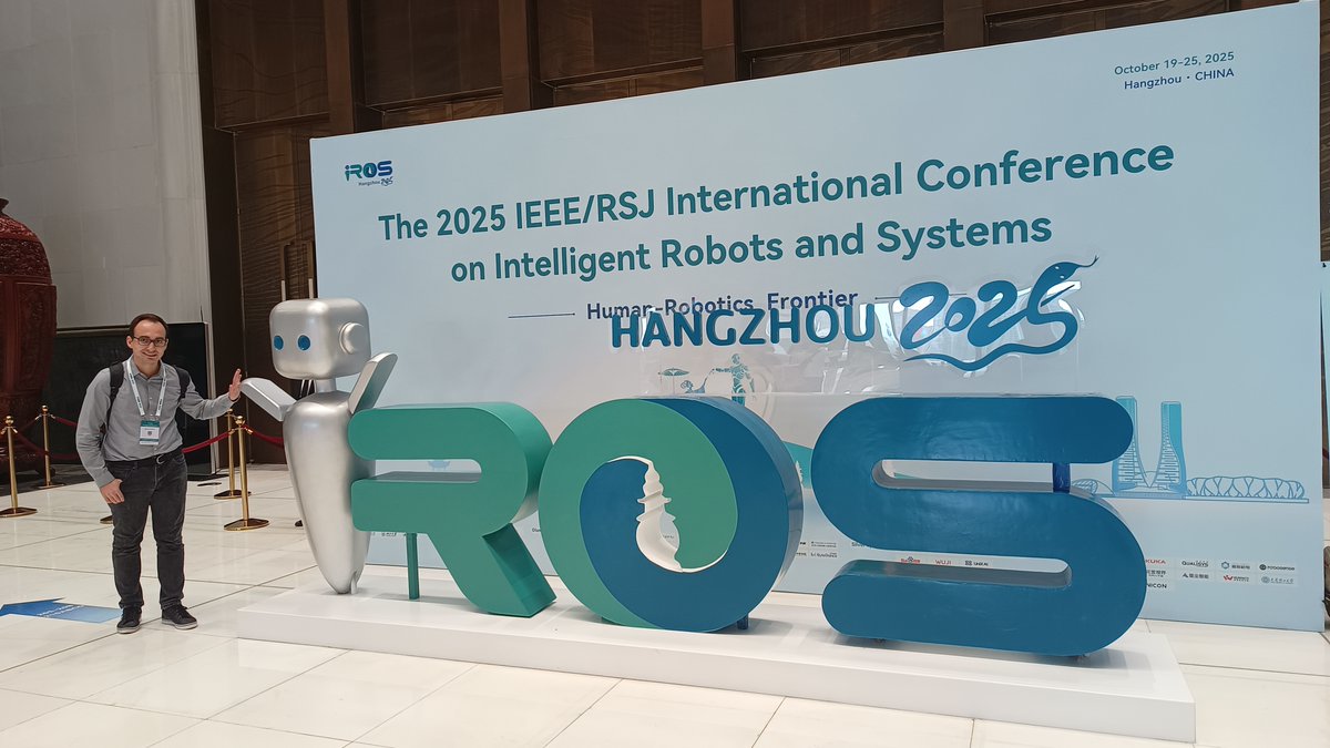 GTI_Dem3DTV's tweet image. Daniel Fuertes presented NaviFormer at #IROS2025: a model based on #DeepReinforcementLearning and #Transformers to holistically solve the robot navigation problem. short.upm.es/0yzwq #Robotics #AI #Innovation #Research @La_UPM @telecoupm @IROS2025