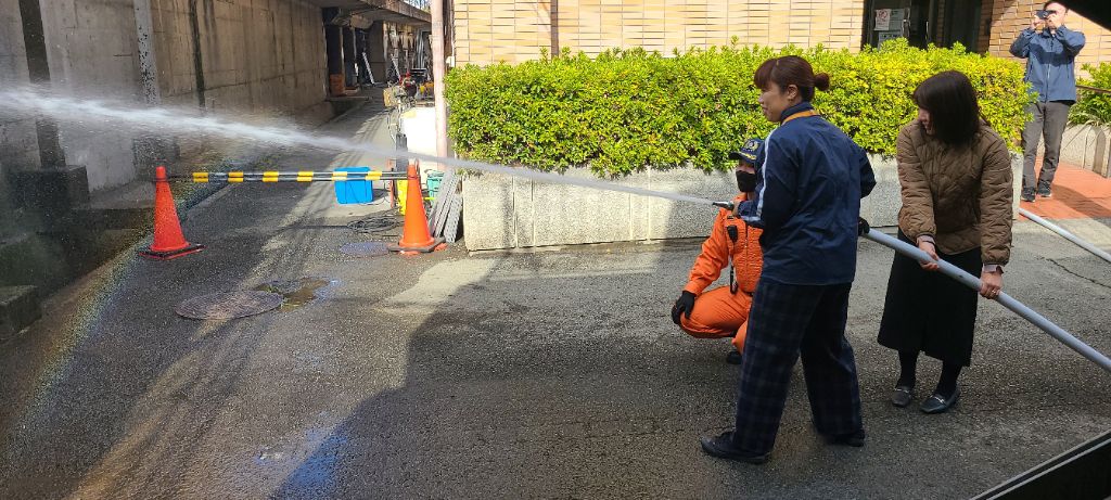 nirasakicity's tweet photo. 【11 月 10 日：庁舎防災避難訓練】三角巾を使った止血・骨折の固定や屋内消火栓の操作など、貴重な 体験ができました！
 #韮崎市 #韮崎消防署 #避難訓練 #峡北消防本部 #秋季火災予防 https://t.co/jEyhVOgqZR