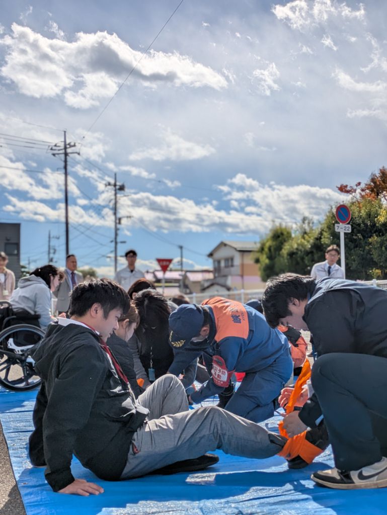 nirasakicity's tweet photo. 【11 月 10 日：庁舎防災避難訓練】三角巾を使った止血・骨折の固定や屋内消火栓の操作など、貴重な 体験ができました！
 #韮崎市 #韮崎消防署 #避難訓練 #峡北消防本部 #秋季火災予防 https://t.co/jEyhVOgqZR