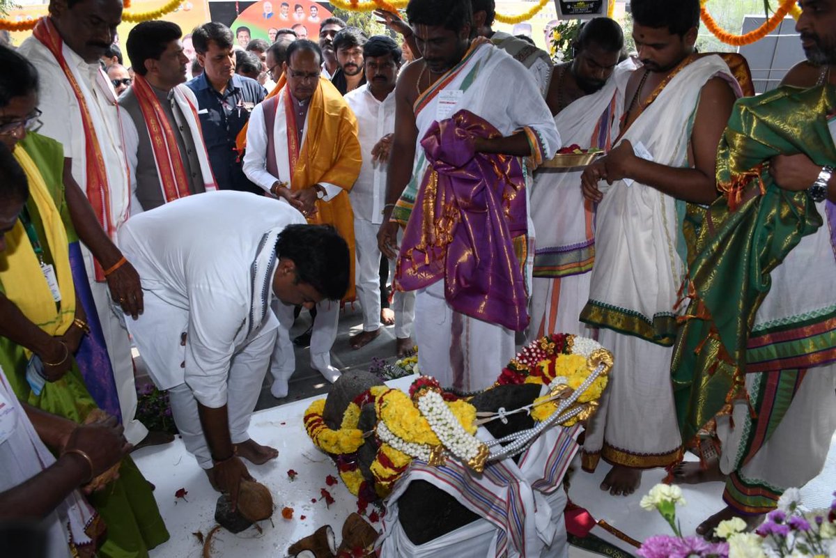 MadhavBJP's tweet photo. ఈరోజు గుంటూరు జిల్లా వెంగలయపాలెం చెరువు వద్ద నిర్వహించిన వాటర్‌షెడ్ మహోత్సవం మరియు మిషన్ వాటర్‌షెడ్ పునరుద్ధరణ ప్రారంభోత్సవం కార్యక్రమంలో కేంద్ర వ్యవసాయ, రైతు సంక్షేమం మరియు గ్రామాభివృద్ధి శాఖ మంత్రివర్యులు శ్రీ @ChouhanShivraj గారు, కేంద్ర మంత్రి డా. @PemmasaniOnX గారు, ఆంధ్రప్రదేశ్ రాష్ట్ర పర్యాటక శాఖ మంత్రి శ్రీ @kanduladurgesh గారితో కలిసి పాల్గొనడం జరిగింది.

@BJP4India @narendramodi @BJP4Andhra