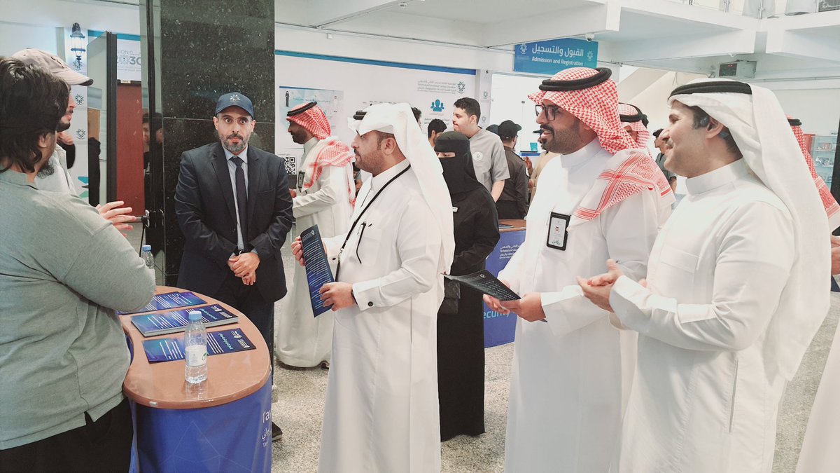 tvtc_g_RiyadhCt's tweet photo. يحدث الأن 
تقيم الكلية معرض برنامج "تيقن" بحضور سعادة مدير عام الإدارة العامة للتدريب التقني والمهني بمنطقة الرياض المهندس بدر بن إبراهيم العبدالواحد، وذلك بهدف نشر الوعي بالأمن السيبراني وتعزيز ثقافة الحماية الرقمية.
#التدريب_التقني https://t.co/3HfcIHLO3u
