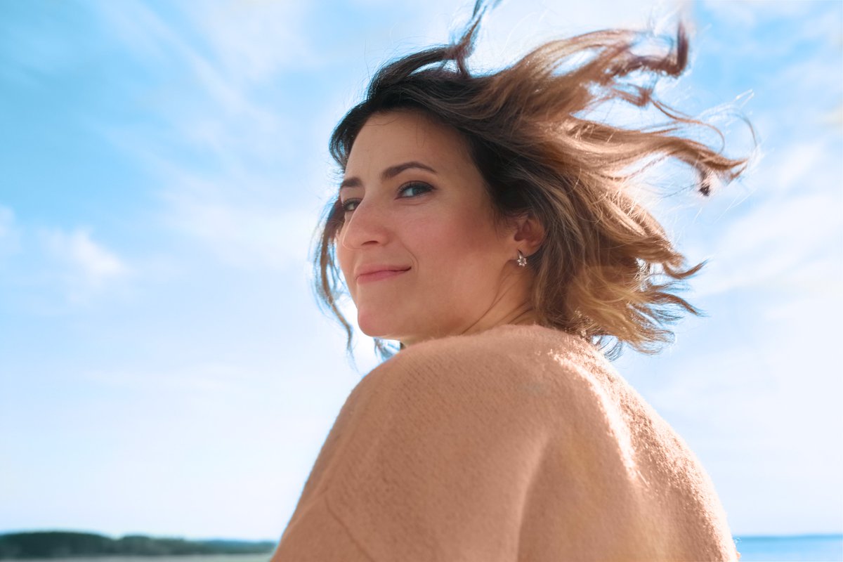 Quan torna a créixer el cabell després de la quimioteràpia? 💇‍♀️✨

Normalment, al cap d’un mes d’haver rebut l’últim cicle, el cabell comença a créixer de nou. Al principi apareix una mena de “pèls suaus”, molt semblants als dels nadons. 👶