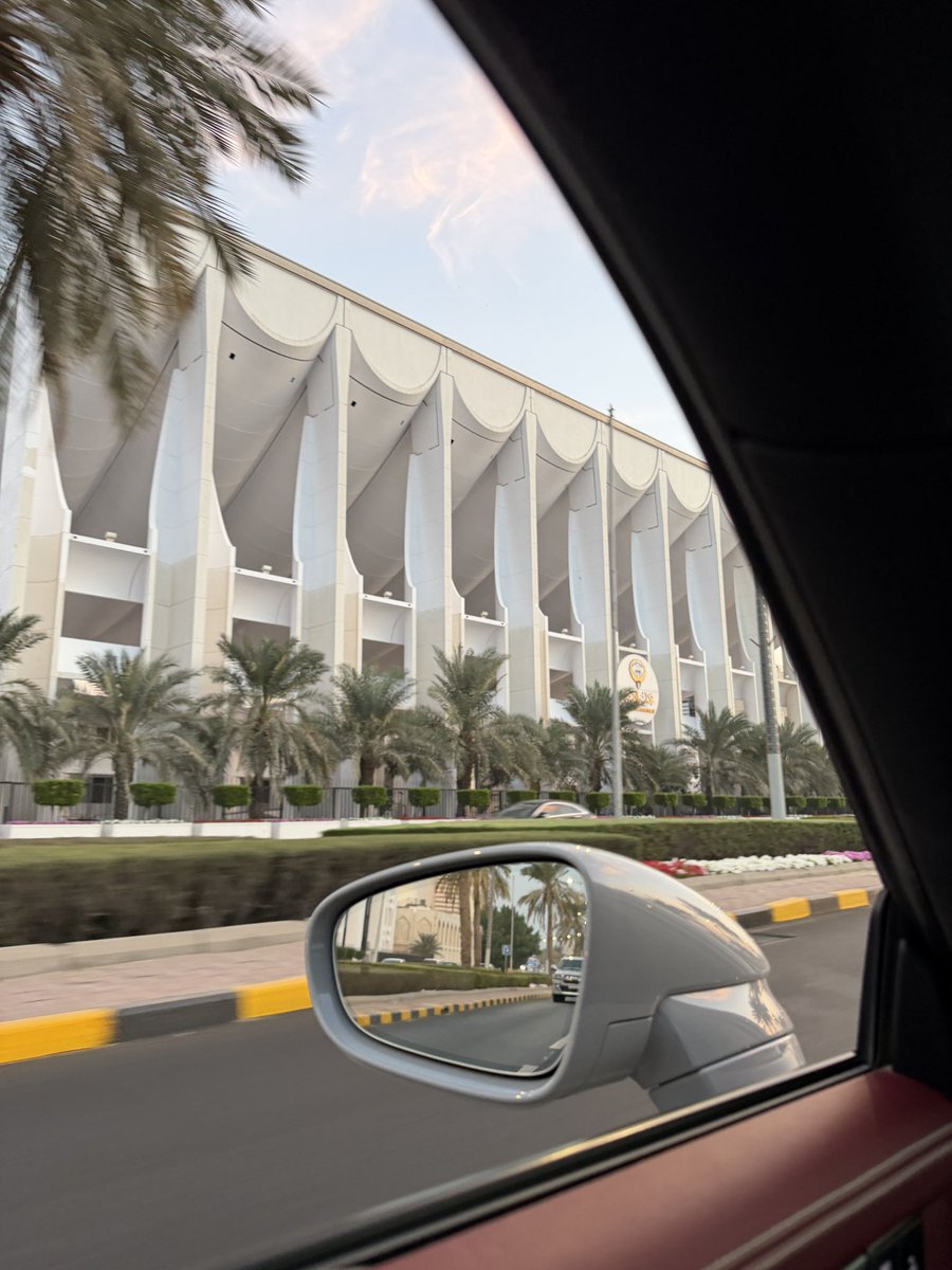 في الذكرى الـ63 للدستور.. نحيي كل رجال الكويت المخلصين الذين دافعوا عنه بكل بساله عبر #مجلس_الأمة.

تعود باذن الله قريباً برجال مخلصين للوطن.