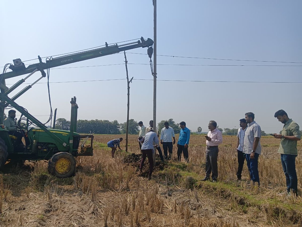 TG_NPDCL's tweet image. ⚡🌾 #TGNPDCL – Polam Bata &amp;amp; Safety Awareness Program, Warangal District 👷‍♂️

A Polam Bata Program was conducted at Jaithuramthanda (V) of Rayaparthy Section by DET &amp;amp; I/c DE/Warangal (R).

The program focused on creating awareness about electrical safety among consumers and…