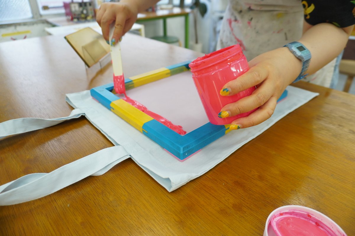 【JAMのお店でできること】  

JAMのワークスペースでは、シルクスクリーン印刷の作業ができます！ 
📌jam-p.com/blog/silkscree… 

ワークスペースの使い方は2通り！ 

🔵「一日利用」
10:30〜18:00の間、お好きな時間にゆっくり作業ができるプランです。
🟢「STANDARD WORKSHOP」