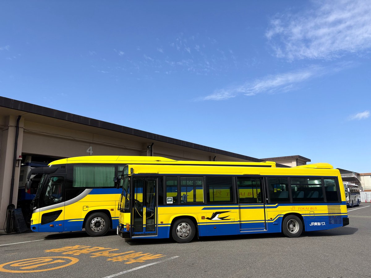 JRtokai_bus's tweet image. 本日、世の中はポッキー&amp;amp;プリッツの日ですね。
ただ、当社は、、、訓練車＆訓練車の日でした( *´艸｀)

青い空に映える、黄色い２台 🚌 🚌
夏が戻って来たかのような晴れやかさでした♪…