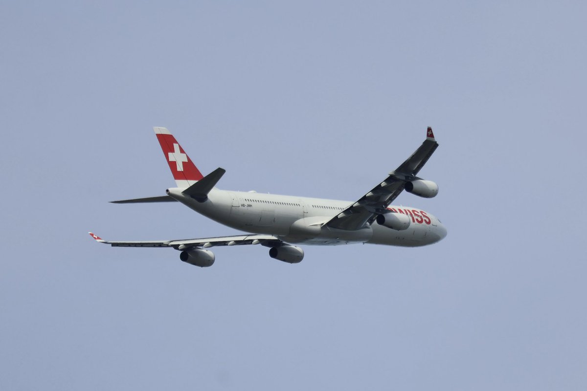 JustinaAngstma1's tweet photo. PLANESPOTTING over my balcony 
Swiss International Air Lines 😁✈️😁
Airbus A340-313, RegNr: HB-JMH
❤️🇨🇭❤️🇨🇭❤️🇨🇭❤️🇨🇭❤️🇨🇭❤️🇨🇭
@flyswiss
~~~~~~~~~~~~~~~~~~~~~~~~
#planespotting #hbjmh #a340
#zurichairport #zrh #schweiz 
#switzerland #aviation https://t.co/kwCihBo1vv