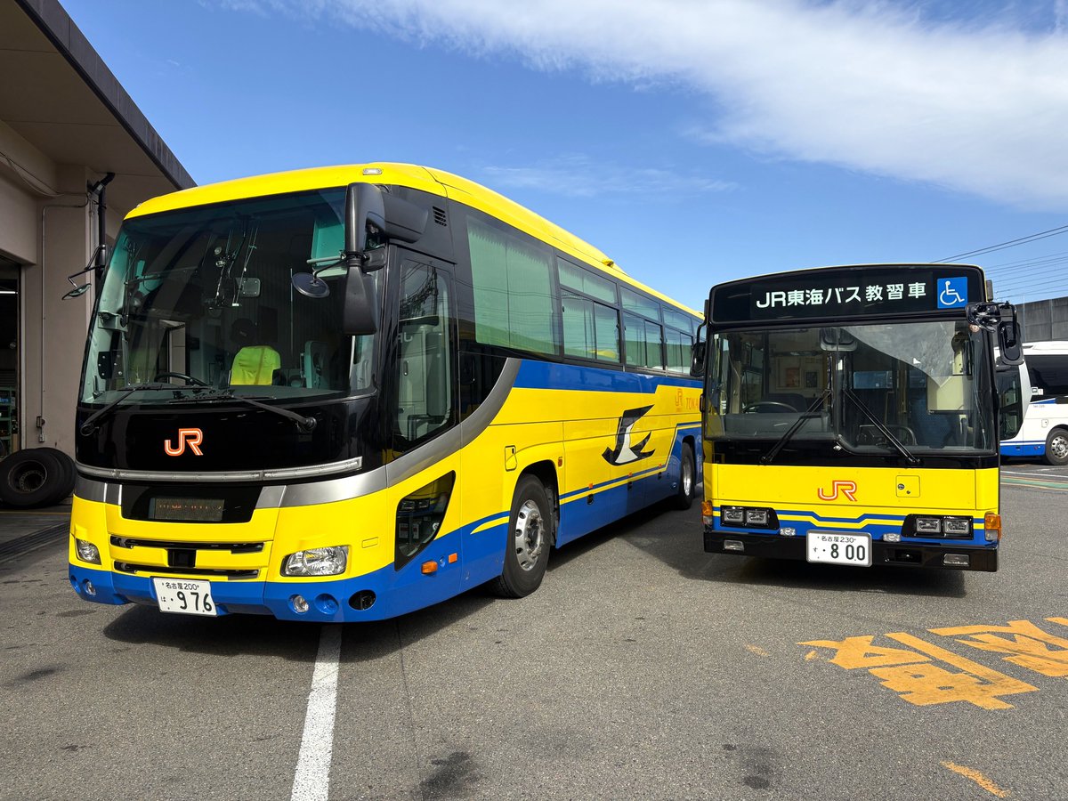 JRtokai_bus's tweet image. 本日、世の中はポッキー&amp;amp;プリッツの日ですね。
ただ、当社は、、、訓練車＆訓練車の日でした( *´艸｀)

青い空に映える、黄色い２台 🚌 🚌
夏が戻って来たかのような晴れやかさでした♪…