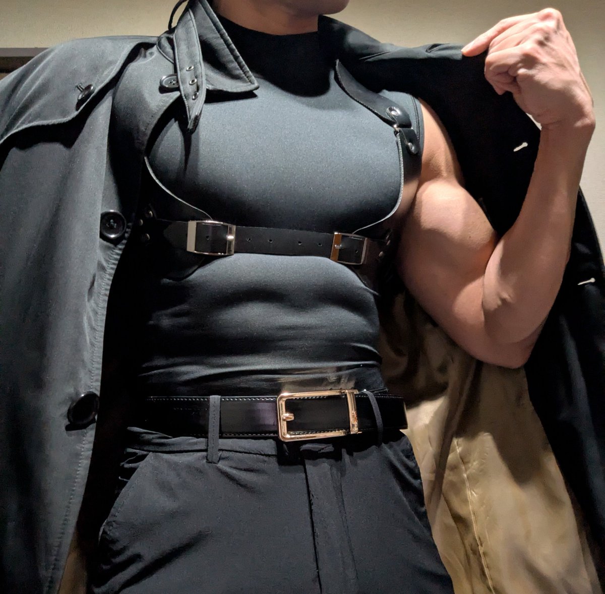 TLをよく流れていく属性全部盛り

エッチベルト（ボディハーネス）

ドスケベインナー（ノースリーブコンプレッションインナー）

トレンチコート