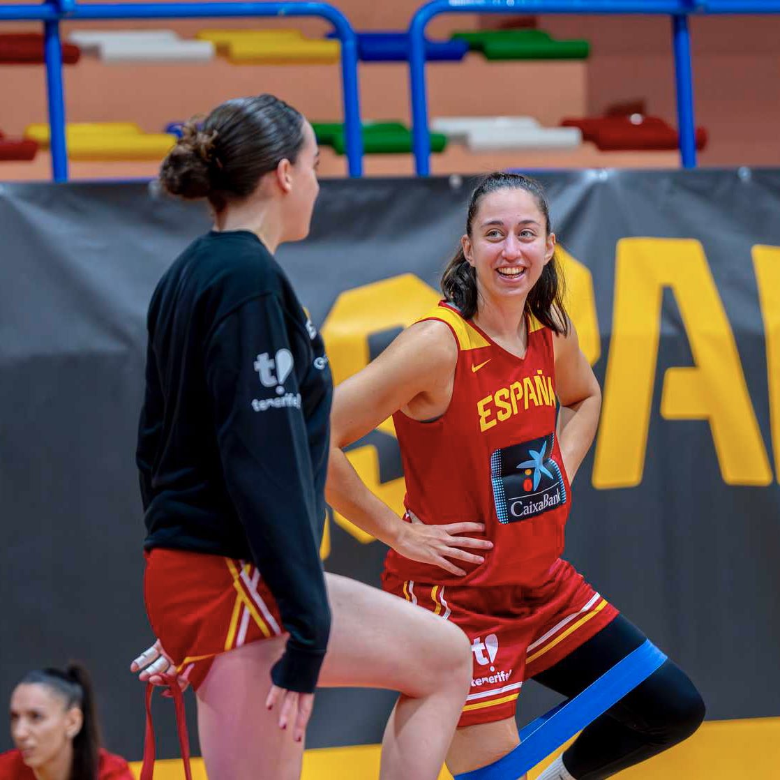 anaislopez23's tweet photo. La dupla Iyana-Cazorla 🥹❤️‍🩹 https://t.co/FpxF5ZlL4u
