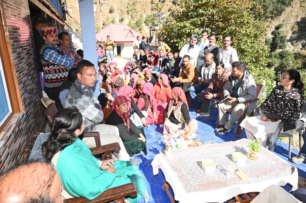 jairamthakurbjp's tweet image. आज सराज के सुराह गाँव का दौरा कर आपदा प्रभावित परिवारों से मुलाकात की और उनकी समस्याएँ सुनी।

हाल ही में आई प्राकृतिक आपदा से यहाँ का मुख्य सड़क मार्ग बुरी तरह क्षतिग्रस्त हो गया है, जिससे गाँव के लोगों को रोज़मर्रा की आवाजाही में भारी कठिनाइयों का सामना करना पड़ रहा है। कई लोगों…