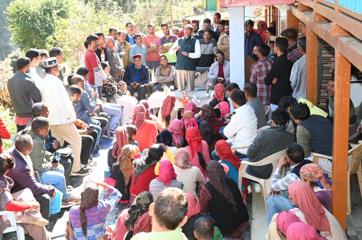 jairamthakurbjp's tweet image. आज सराज के सुराह गाँव का दौरा कर आपदा प्रभावित परिवारों से मुलाकात की और उनकी समस्याएँ सुनी।

हाल ही में आई प्राकृतिक आपदा से यहाँ का मुख्य सड़क मार्ग बुरी तरह क्षतिग्रस्त हो गया है, जिससे गाँव के लोगों को रोज़मर्रा की आवाजाही में भारी कठिनाइयों का सामना करना पड़ रहा है। कई लोगों…