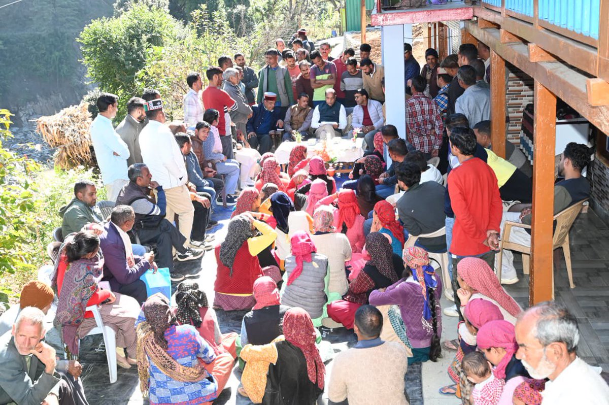 jairamthakurbjp's tweet image. आज सराज के सुराह गाँव का दौरा कर आपदा प्रभावित परिवारों से मुलाकात की और उनकी समस्याएँ सुनी।

हाल ही में आई प्राकृतिक आपदा से यहाँ का मुख्य सड़क मार्ग बुरी तरह क्षतिग्रस्त हो गया है, जिससे गाँव के लोगों को रोज़मर्रा की आवाजाही में भारी कठिनाइयों का सामना करना पड़ रहा है। कई लोगों…