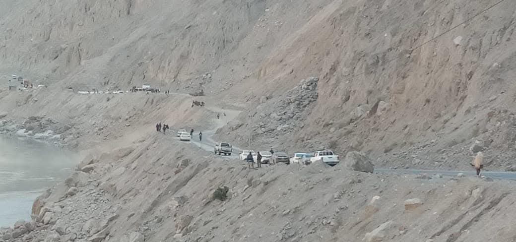 A massive landslide hit the Karakoram Highway near Gonar Farm, Diamer, burying six vehicles and sweeping two into the river.
DC Diamar Ata ur Rehman Kakar declared an emergency at RHQ Hospital Chilas.
#Landsliding #Emergency #Diamer #KKH #GilgitBaltistan