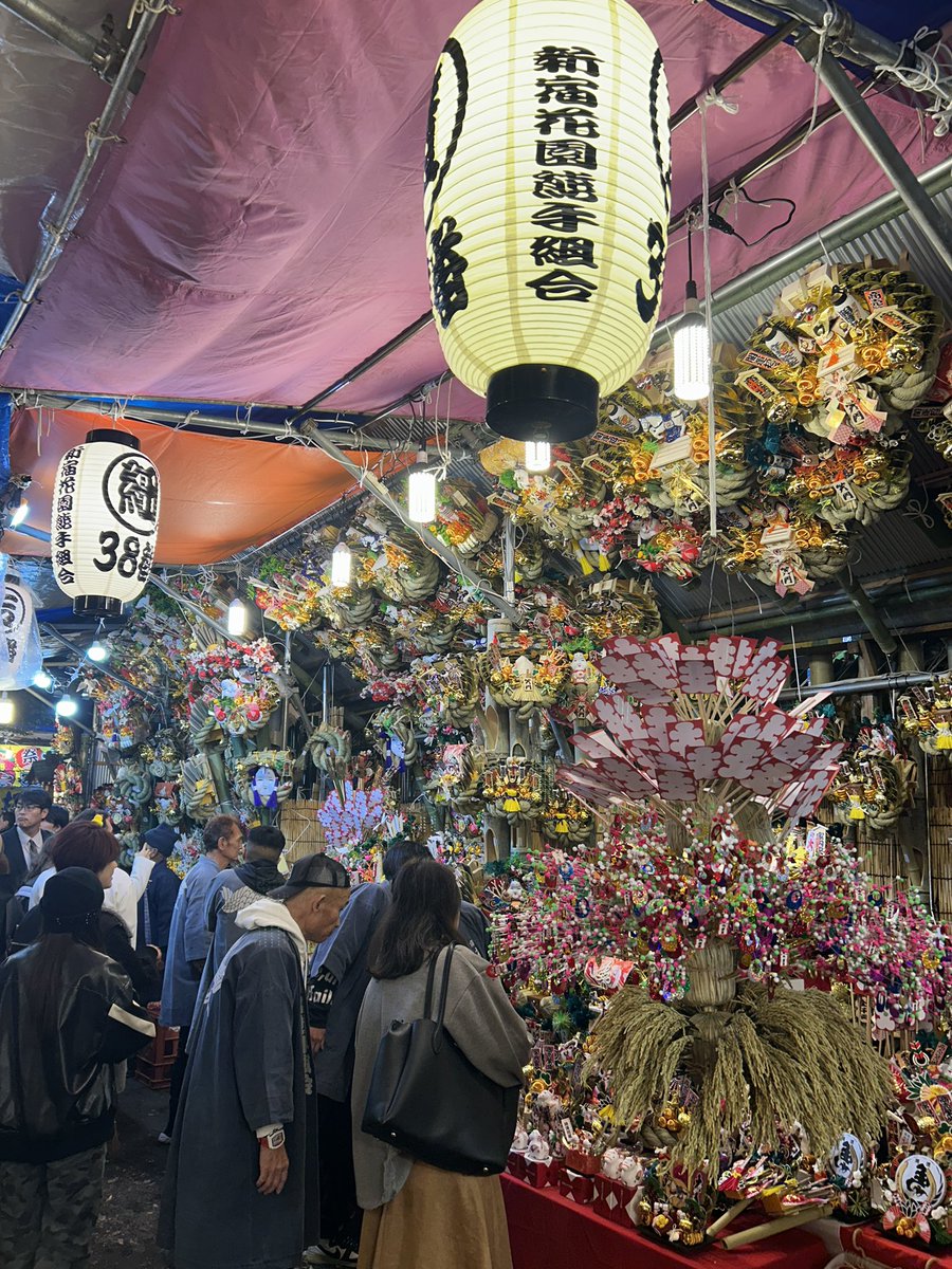 kanko_shinjuku's tweet image. 【⛩️#新宿 酉の市⛩️】
本日、#花園神社 は前夜祭！明日11/12は #一の酉 です！大変混雑しますので足元、お手回り品に気をつけて暖かい格好にてお出かけください😉