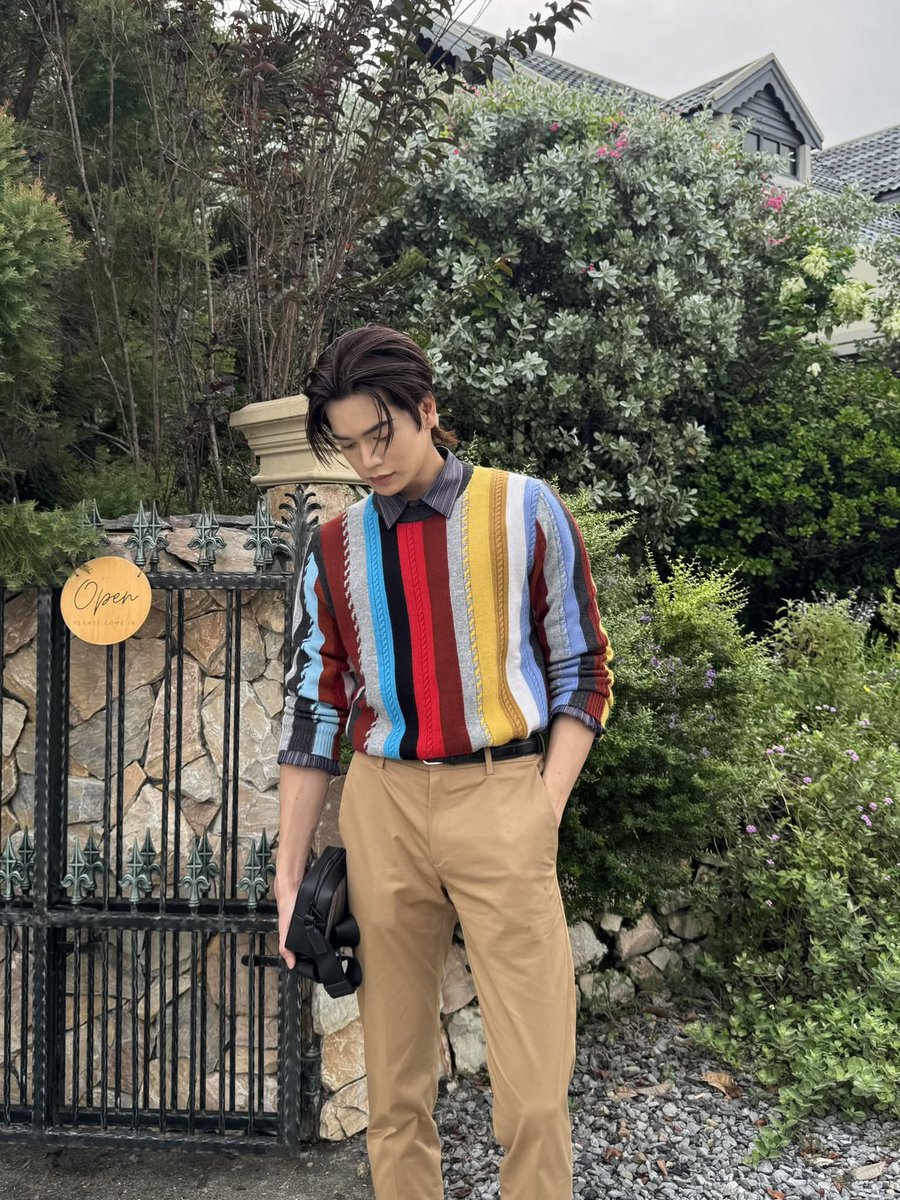AllNews_th's tweet image. "มาร์ค จิรันธนิน" กับลุครับลมหนาวของ Paul Smith คอลเลกชัน Autumn/Winter 2025

#markjrtn @Markjrtn
#PaulSmithTH 
@PaulSmithDesign

สำหรับคอลเลกชัน Autumn/Winter 2025 คือบทใหม่แห่งการเดินทางที่ Paul Smith ชวนทุกคนมาร่วมเติมเต็มลวดลายและสีสันไปกับคอลเลกชัน Autumn/Winter 2025…