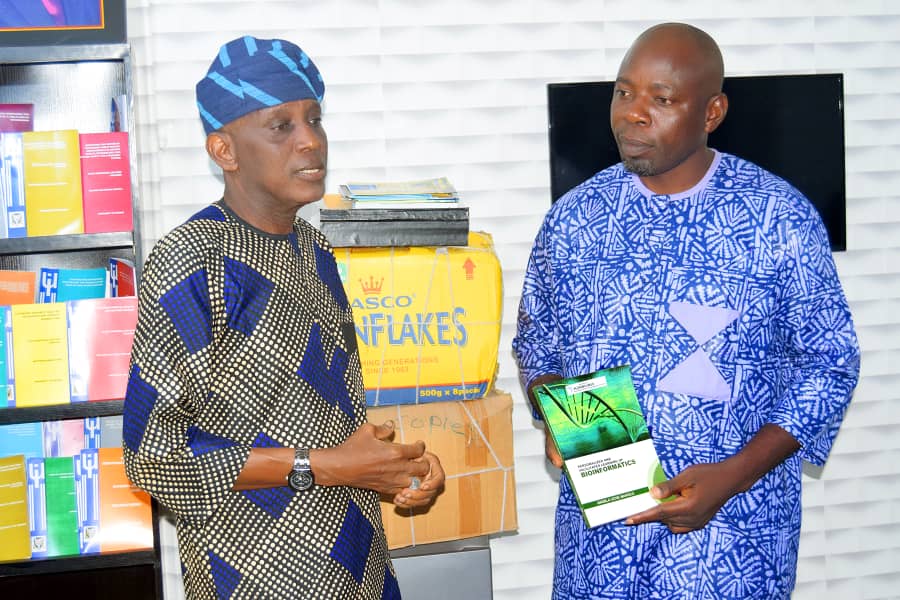 onaara_lg's tweet image. We appreciates Mr. Muhammed Oladejo, a distinguished BoT member of the Bayo/Bimpe Oyero Foundation, for his generous donation of books worth over ₦500,000 to the Local Govt. Library.

#OnaAraLG #EducationForAll #CommunityDevelopment #DrTemitopeKolapoGLORIOUS #OnaAraInProgress