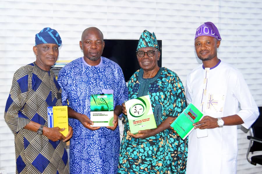 onaara_lg's tweet image. We appreciates Mr. Muhammed Oladejo, a distinguished BoT member of the Bayo/Bimpe Oyero Foundation, for his generous donation of books worth over ₦500,000 to the Local Govt. Library.

#OnaAraLG #EducationForAll #CommunityDevelopment #DrTemitopeKolapoGLORIOUS #OnaAraInProgress