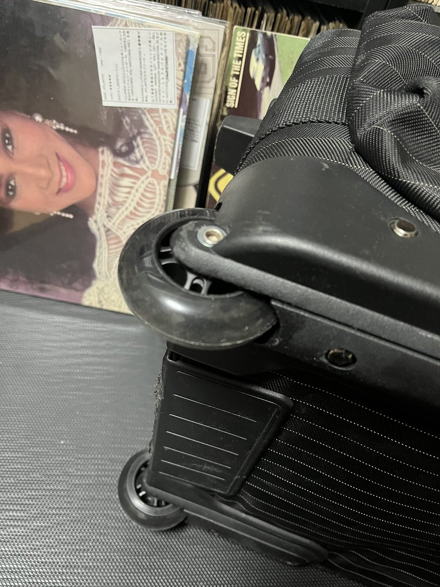 先日のDJで10数年ぶりにUDGのバッグ使ったらウィールがパンクして使い物にならなくなってしまったけど、運良く修理してもらえそうなお店を見つけてバッチリ直してくれた🔥
ビガップ修繕屋🔥🔥🔥