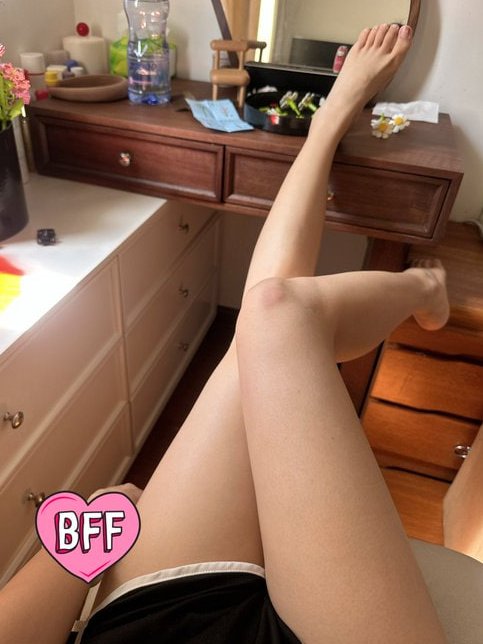 ranran258000's tweet photo. 喜欢我不穿黑丝的腿还是穿黑丝的呢，觉得哪一个更美 https://t.co/oo78IW9Xfs