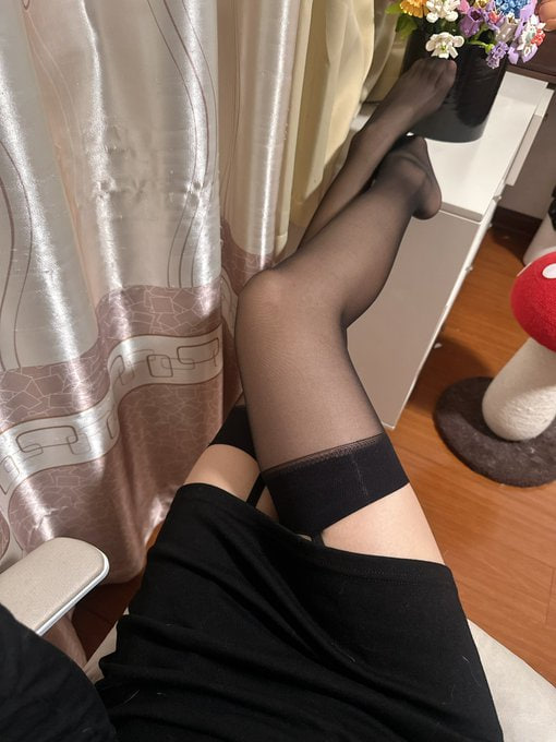 ranran258000's tweet photo. 喜欢我不穿黑丝的腿还是穿黑丝的呢，觉得哪一个更美 https://t.co/oo78IW9Xfs