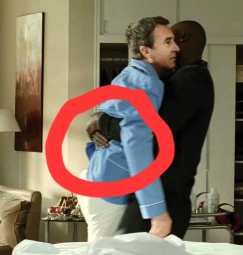 qulbut0ke's tweet image. Dans le célèbre film «Intouchables», on peut déceler diverses erreurs qui passent pourtant inaperçues au premier visionnage. 
En effet, à de nombreuses reprises, on voit les gens se toucher, ce qui remet en question le titre même du film.  #cinephile
