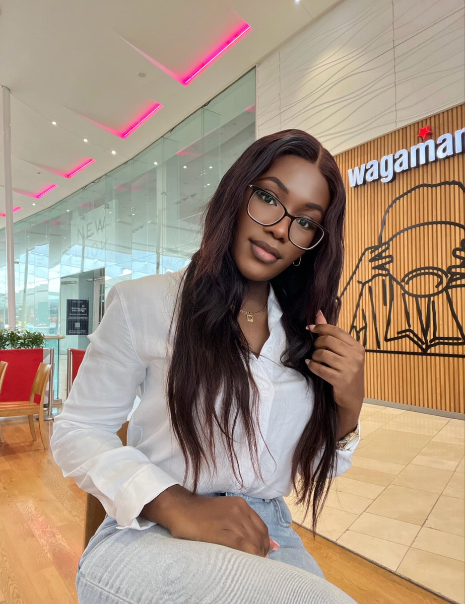 J’ai eu honte le jour où j’ai réalisé que la vie était un bal masqué et que j’y suis allé avec mon vrai visage.
— Franz Kafka

📍D E R B Y , U K 🇬🇧