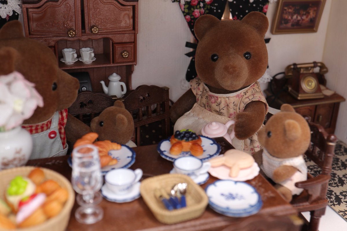 co_co_sylvania's tweet photo. のんびり優雅な朝食タイム🐻

#シルバニアファミリー 
#sylvanianfamilies https://t.co/qN3KkzuzME