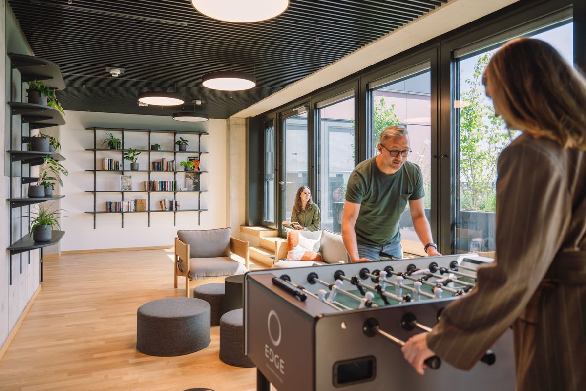 Edge_Workspaces's tweet image. Even at work, we try to keep a bit of play in what we do.
When we stop playing, we stop creating.
Focus is important, but curiosity keeps things alive.

#WhereWellbeingWorks #EDGEWorkspaces