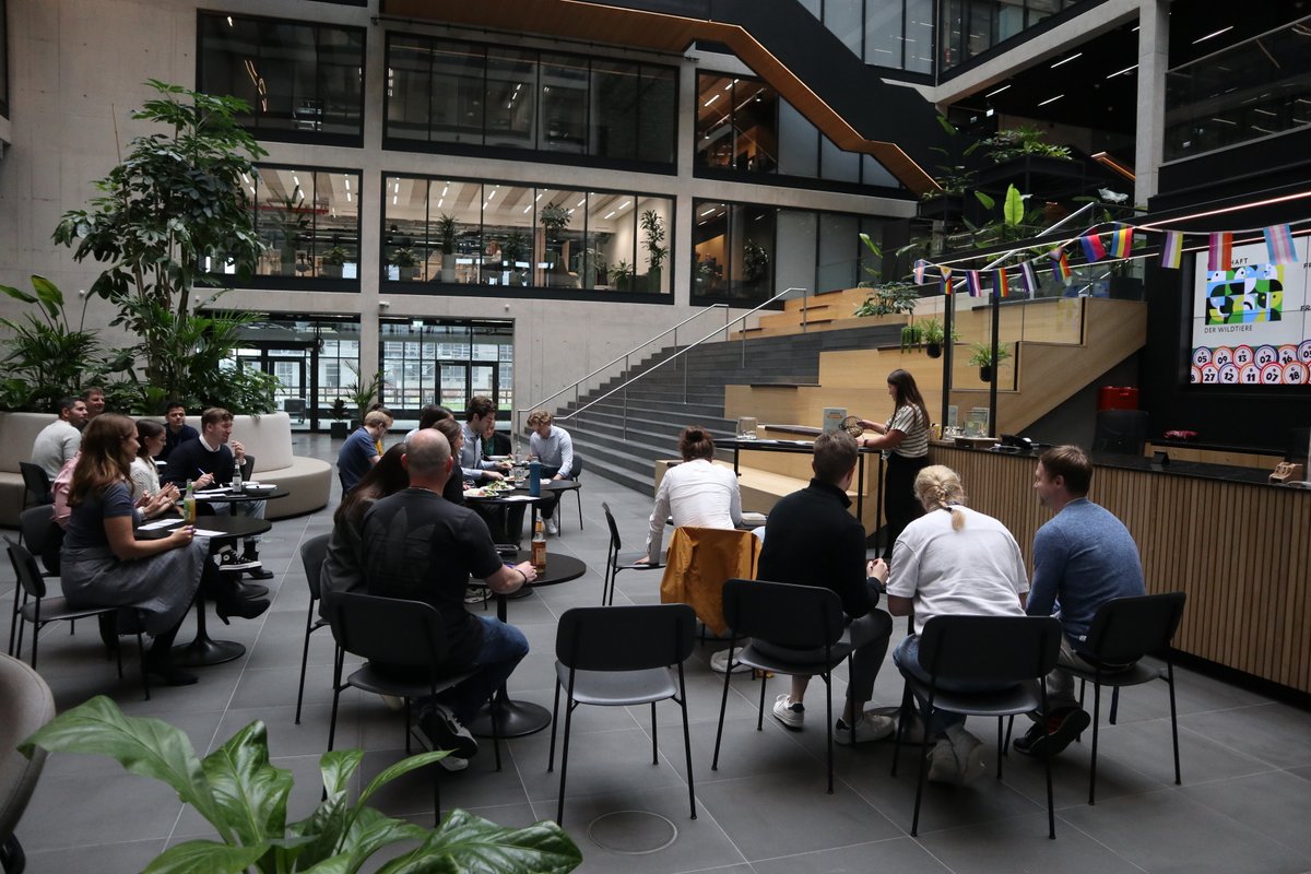 Edge_Workspaces's tweet image. Even at work, we try to keep a bit of play in what we do.
When we stop playing, we stop creating.
Focus is important, but curiosity keeps things alive.

#WhereWellbeingWorks #EDGEWorkspaces