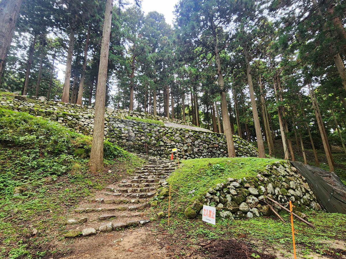 shibabango's tweet photo. #日本百名城
【34 七尾城】

日本五大山城の１つ。雨脚悪く強風の中、初登城。
畠山氏の居城であったが謙信に攻め落とされる。
ここも至る所で地震の爪痕が痛ましく、立入禁止箇所あり。
資料館奥の懐古館の方の説明では、8割強までの復旧にあと数年掛かるだろうとのこと。 https://t.co/lHZmLqNLnE