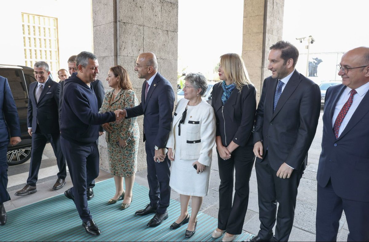 barisyarkadas's tweet photo. TBMM’ye  spordan çıkıp “eşofman”ıyla gelen ilk genel başkan hatta ilk siyasetçi Özgür Özel sanırım…

Biraz ciddiyet lütfen…

Özel’i etrafında “uyarabilecek” hiç kimse yok galiba… 

Yazık… https://t.co/1xSUCJhdyT