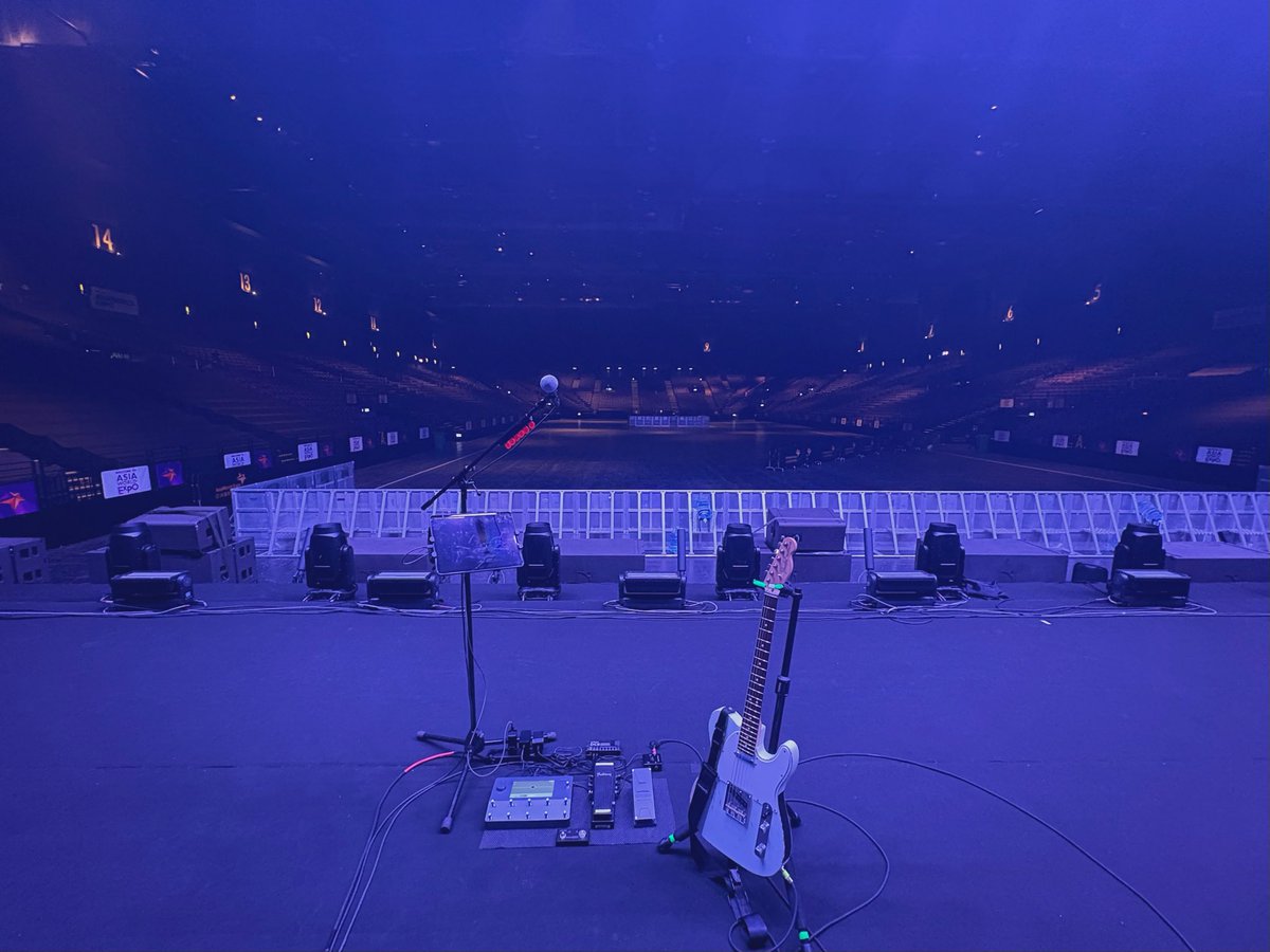 ryutoajima's tweet image. 最近ちょこちょこ聞かれますが足元の機材は自分が弾く全ての現場共通で #quadcortex #neuraldsp です🙏

先日の香港AsiaWorld-Arenaにて
明日はジャカルタ本番、楽しみだ〜！