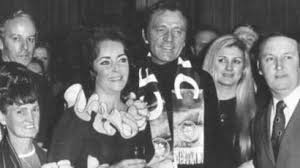 That great Actor Richard Burton would have been 100 years old yesterday. In 1972 Richard and his wife Elizabeth Taylor bumped into Celtic fans in Budapest, there for a European tie. It is said he spent £5000 on a party for the fans and had a happy evening with them.