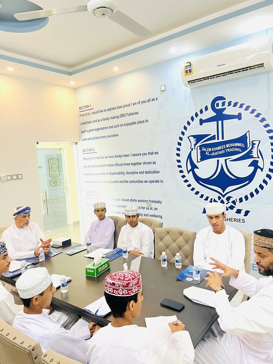 EduGovSsq5203's tweet photo. في إطار تنفيذ برنامج #أسبوع_ريادة_الأعمال

 #نمو_واستدامة تم تنفيذ برنامج اذاعي للتعريف بهذا الاسبوع وبريادة الاعمال حيث تحدث الاستاذ سالم بن جمعة الجعفري عن هذا البرنامج 

كما نفذ الاستاذ سالم بن جمعه الجعفري أخصائي التوجيه المهني بمدرسة منير بن النير ( ١٠-١٢) زيارة ميدانية إلى مؤسسة سالم بن خميس الجعفري للتجارة المتخصصة في تجميد وتصدير الأسماك وذلك بهدف توسيع ثقافة ريادة الأعمال لدى الطلبة وتعريفهم بالتجارب الوطنية الناجحة في القطاع الخاص.

استقبل رائد الأعمال سالم بن خميس الجعفري الطلبة بحفاوة وقدم لهم عرضًا شاملًا حول تجربته الريادية منذ انطلاقها عام 2008م حيث بدأ المشروع ببيع معدات الصيد ثم تطورت الفكرة إلى إنشاء مصنع لتجميد وتصدير الأسماك بعد اكتساب خبرة واسعة في التعامل مع الصيادين والأسواق المحلية والعالمية.

تحدث الجعفري عن أبرز التحديات التي واجهها في مسيرته مثل محدودية رأس المال في البداية وصعوبة بناء الثقة في السوق المحلي والعالمي مؤكدًا أن النجاح تحقق تدريجيًا عبر توسيع الفروع وزيادة رأس المال والاستثمار في تسويق المنتج العُماني.

وفي محور التسويق أوضح أن المؤسسة أنشأت موقعًا إلكترونيًا لإدارة الحسابات الإلكترونية كما شاركت في المعارض المحلية والدولية للتعريف بمنتجاتها مع التركيز على اختيار الأسواق المستقرة التي تمتاز بنمو اقتصادي جيد وسهولة في إجراءات التصدير وانخفاض الرسوم الجمركية.

وأكد الجعفري أن الجودة هي الهدف الأول في المصنع ويتم تحقيقها عبر تدريب الموظفين والعمال وانتقاء الأسماك وفق معايير الجودة العُمانية والدولية وإجراء الفحص الدقيق قبل التصدير.

وأشار إلى أن من أهم مهارات رائد الأعمال: الشغف والصبر والأمانة وبناء العلاقات الإيجابية داعيًا الطلبة إلى الإقدام وعدم الخوف من البدايات مبينًا أن النجاح يحتاج إلى رغبة حقيقية واستمرارية في التعلم.

وفي ختام الزيارة قدّمت إدارة المدرسة درعًا تذكاريًا إلى رائد العمل سالم خميس الجعفري تقديرًا لحسن الاستقبال وثراء التجربة التي استفاد منها الطلبة شاكرين المؤسسة على مساهمتها الفاعلة في دعم روح الريادة بين الشباب العُماني .